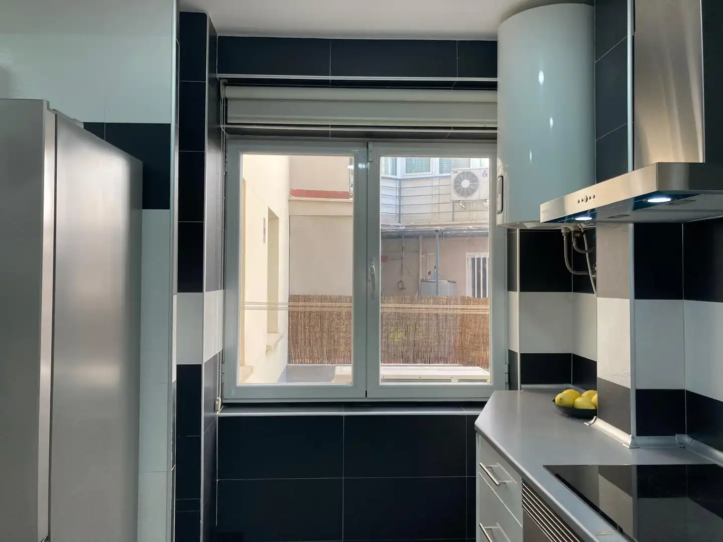 Cuina de Apartament de lloguer en Madrid amb Aire condicionat, Calefacció i Moblat