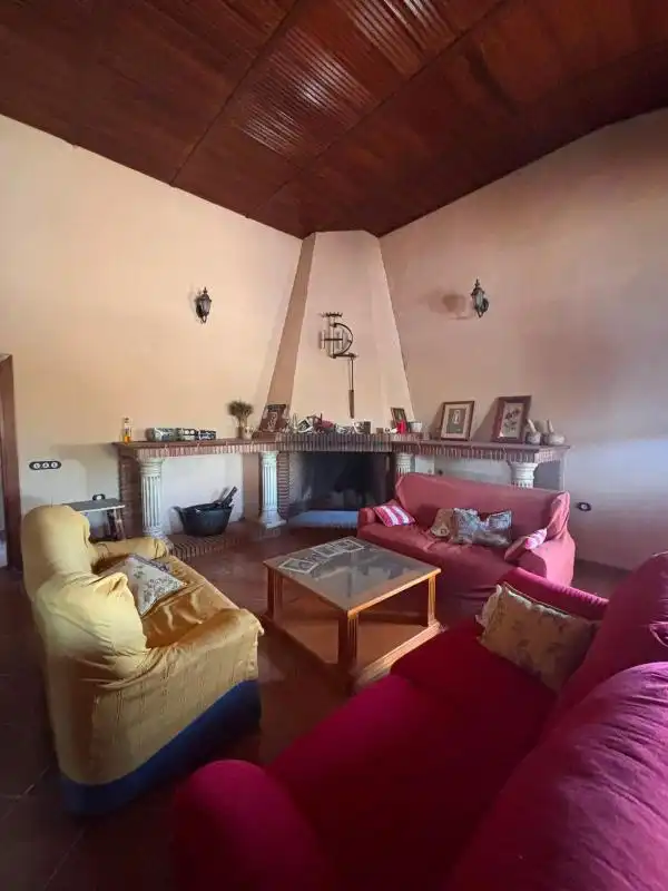 Sala d'estar de Finca rústica en venda en El Saucejo amb Aire condicionat, Calefacció i Moblat