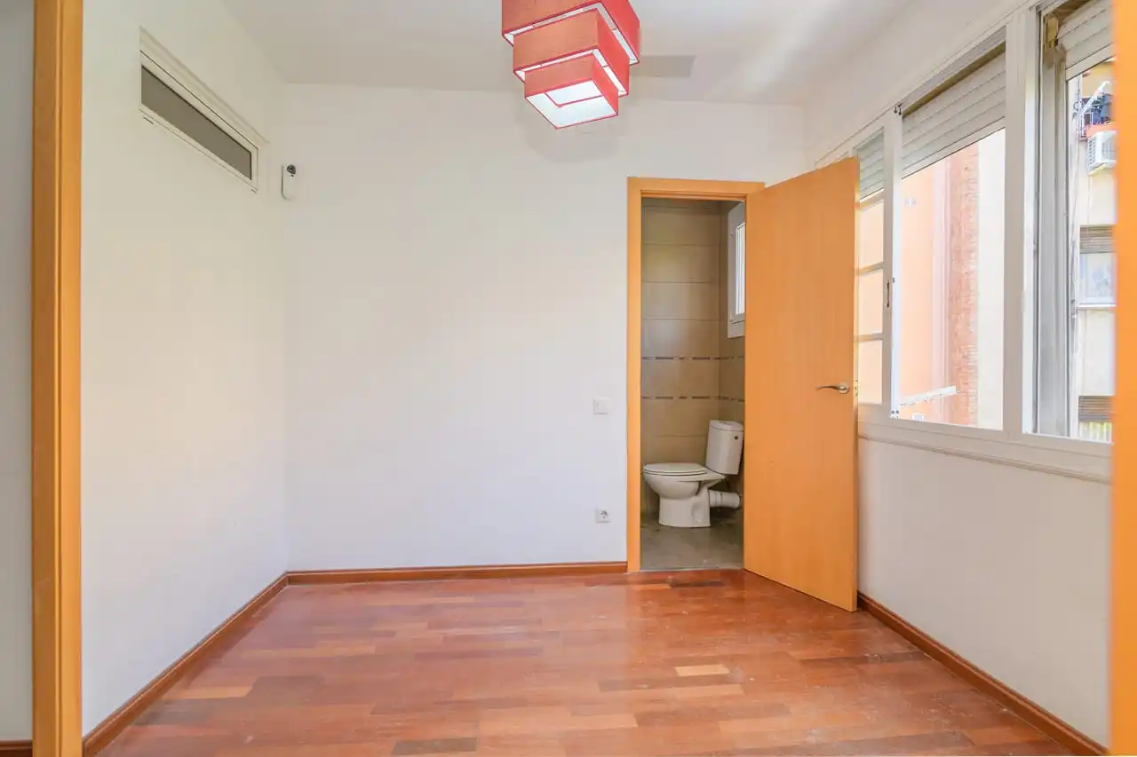Dormitori de Pis en venda en Barcelona amb Parquet, Terrassa i Traster