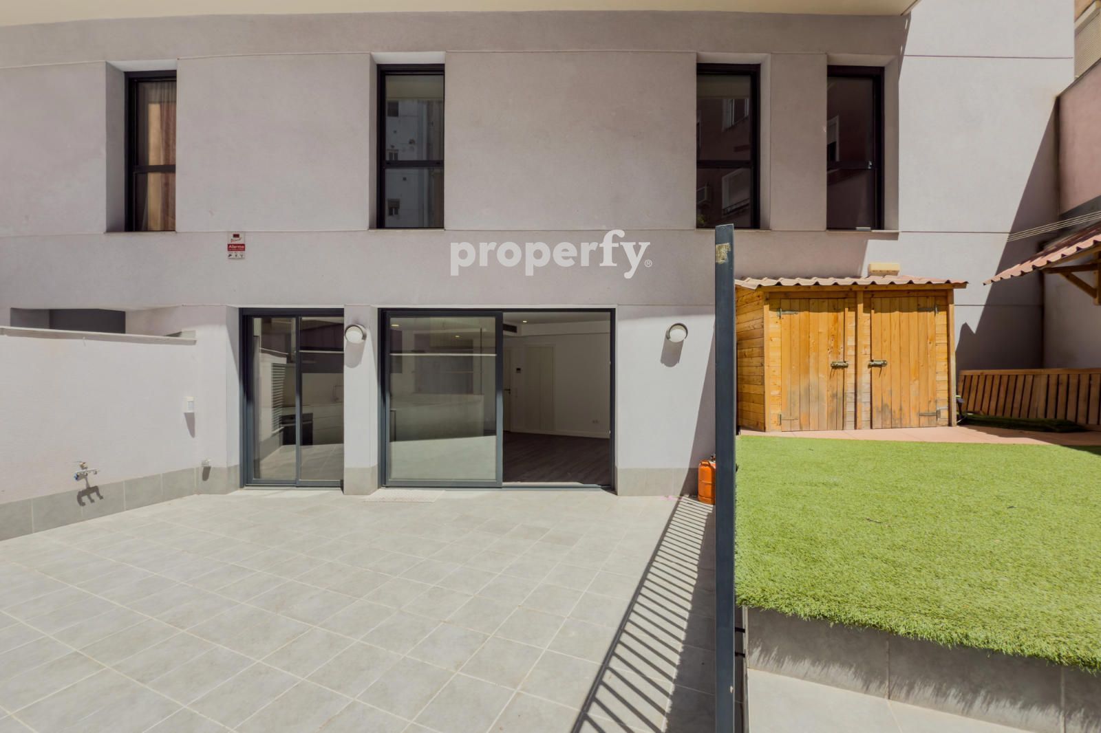 Exterior view of Duplex for sale in  Barcelona Capital  with Air Conditioner, Heating and Private garden