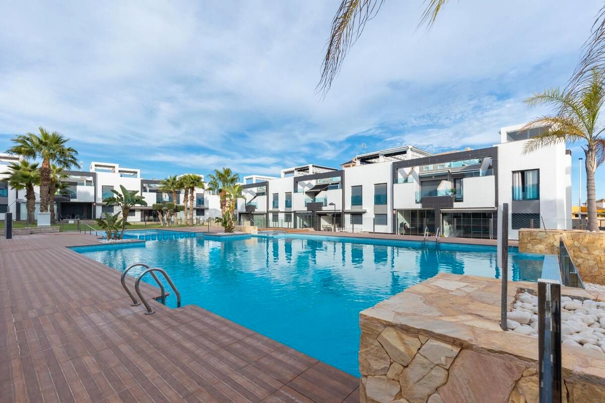 Piscina de Apartament en venda en Torrevieja amb Aire condicionat, Terrassa i Piscina comunitària