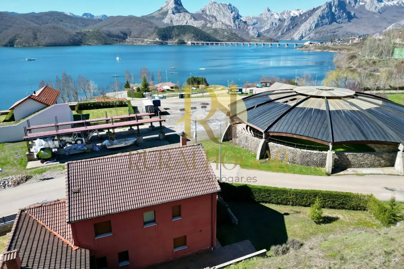 Vista exterior de Casa o chalet en venta en Riaño con Calefacción, Jardín privado y Terraza