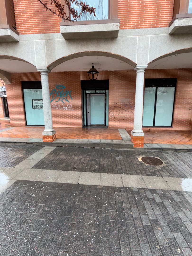 Exterior view of Premises to rent in Sevilla la Nueva  with Air Conditioner