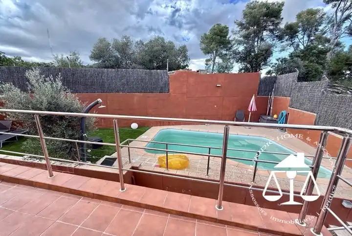 Piscina de Casa o xalet en venda en Sant Boi de Llobregat amb Aire condicionat, Calefacció i Jardí privat
