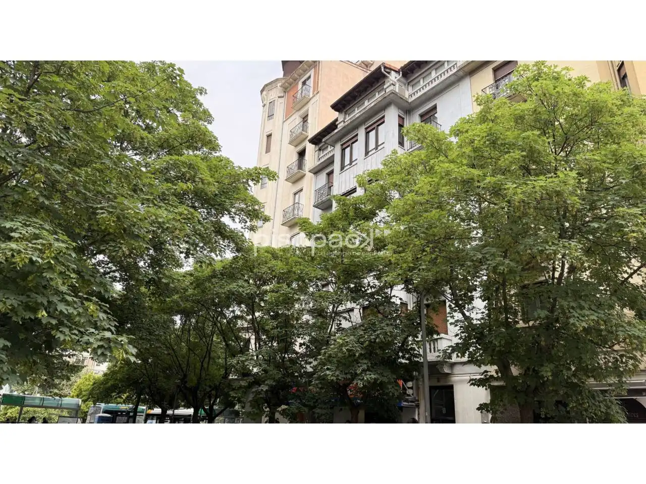 Außenansicht von Wohnung zum Verkauf in  Pamplona / Iruña mit Heizung, Parkett und Balkon