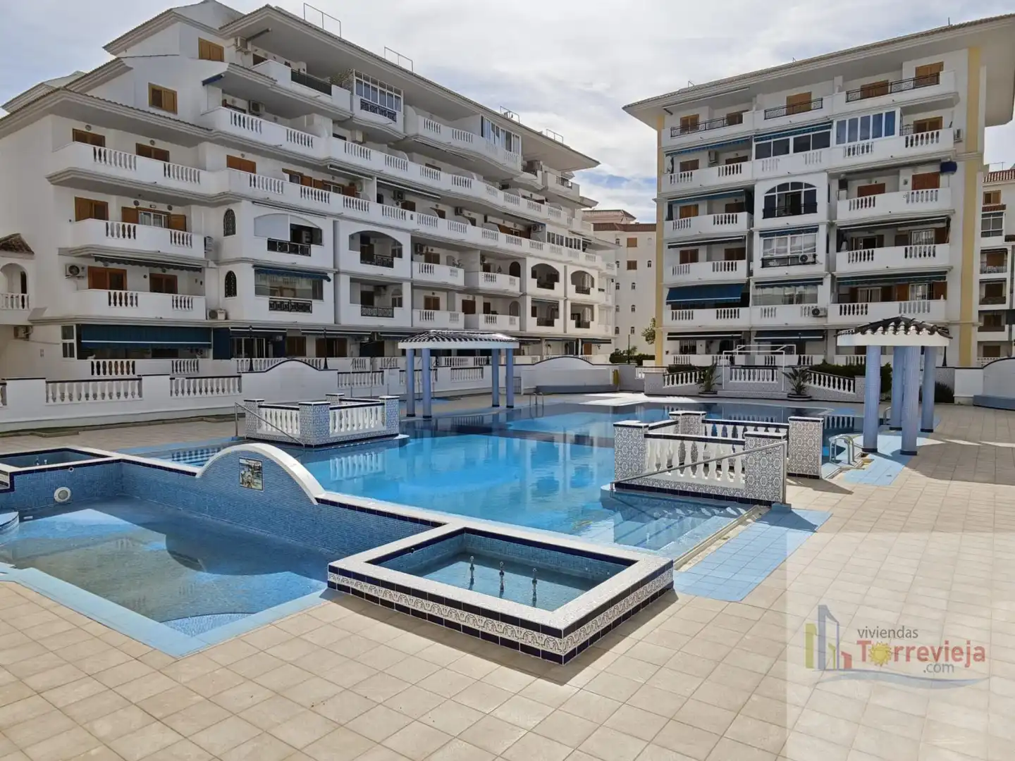 Schwimmbecken von Wohnungen zum Verkauf in Torrevieja mit Klimaanlage, Terrasse und Abstellraum
