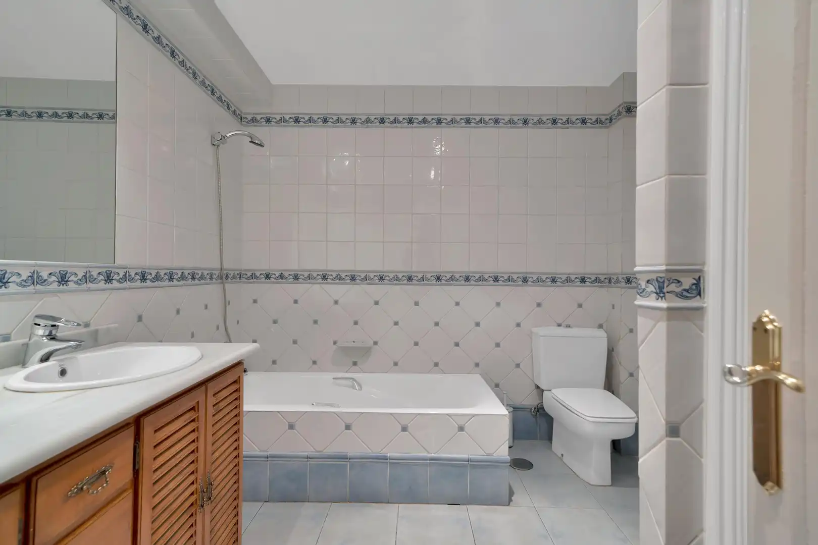 Bathroom of Apartments for sale in Marbella  with Parquet flooring and Balcony