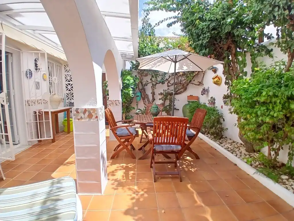 Terrasse von Einfamilien-Reihenhaus zum Verkauf in Fuengirola mit Klimaanlage, Terrasse und Möbliert