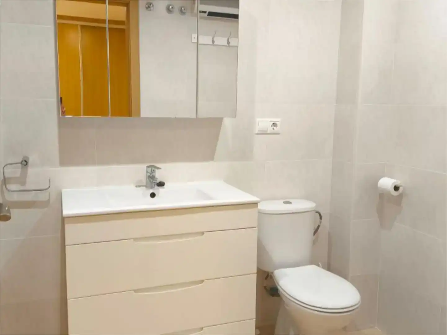 Badezimmer von Wohnung zum Verkauf in Onil mit Balkon