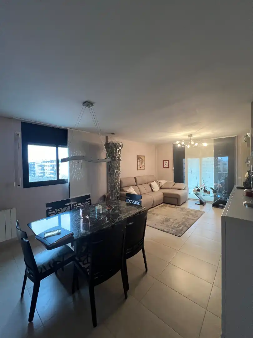 Wohnzimmer von Dachboden zum Verkauf in Salou mit Klimaanlage, Heizung und Privatgarten