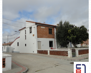 Vista exterior de Casa adosada en venda en Olmedo amb Calefacció, Jardí privat i Terrassa