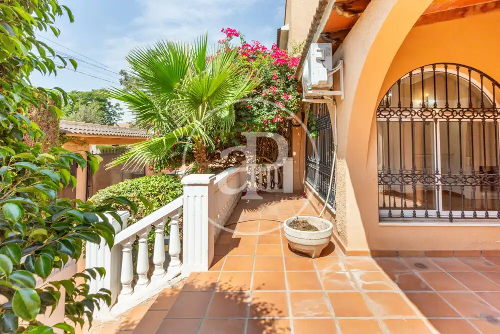 Vista exterior de Casa o xalet en venda en L'Eliana amb Aire condicionat, Calefacció i Jardí privat