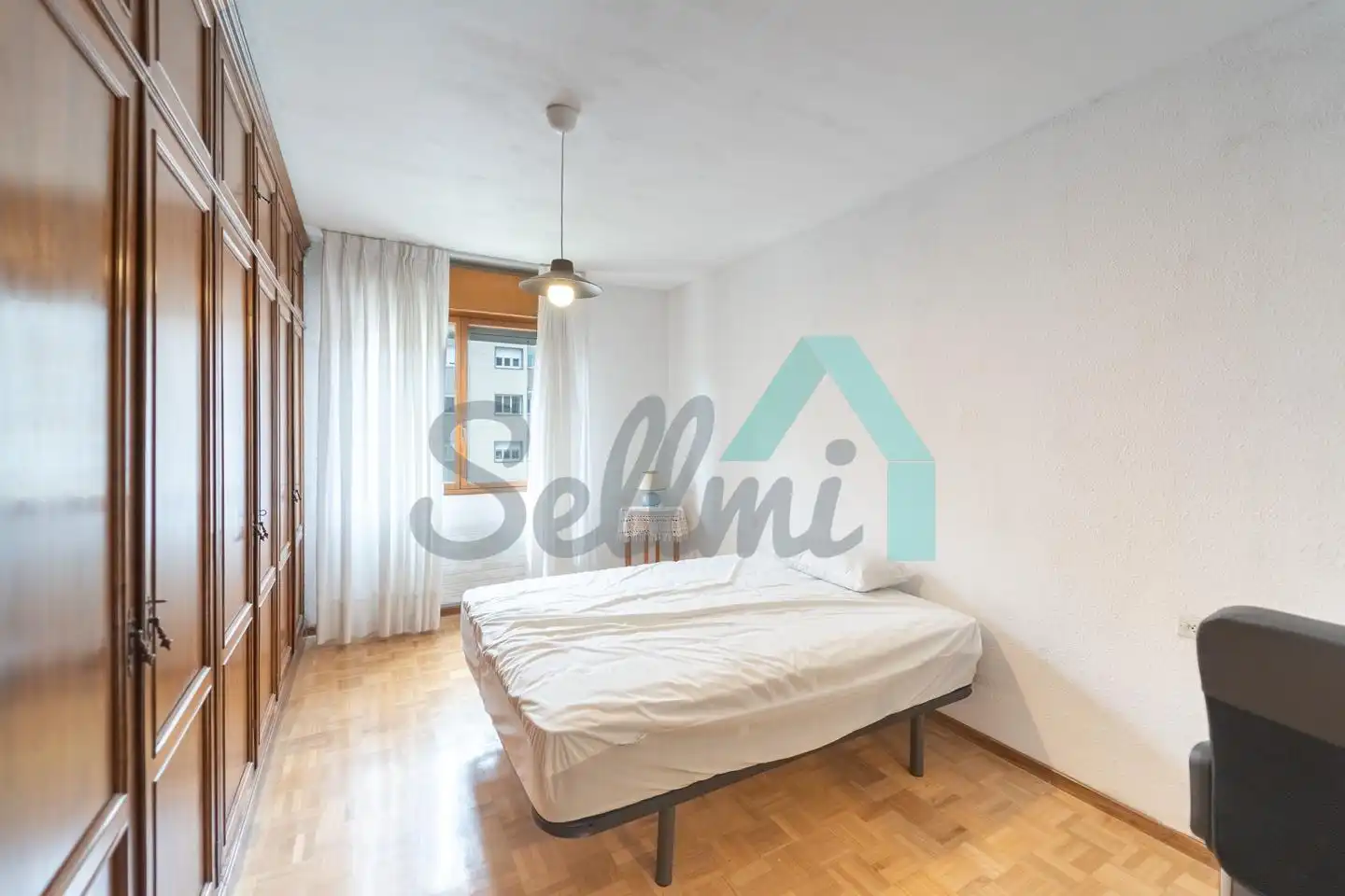 Bedroom of Flat for share in Oviedo   with Heating, Parquet flooring and Furnished