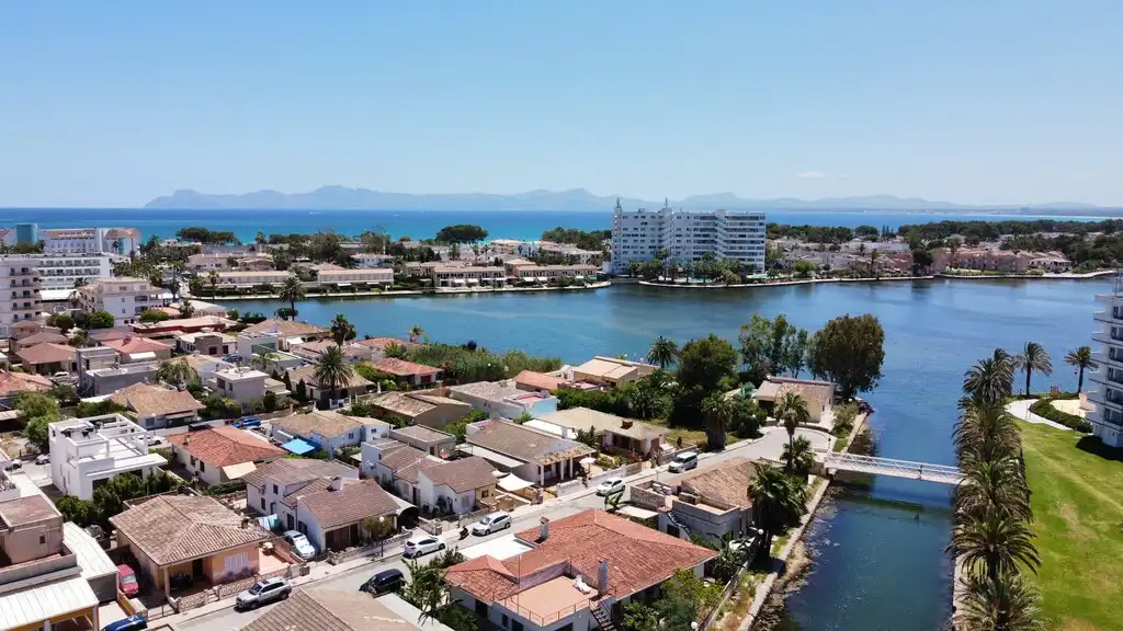 Vista exterior de Casa o xalet en venda en Alcúdia amb Jardí privat, Terrassa i Moblat