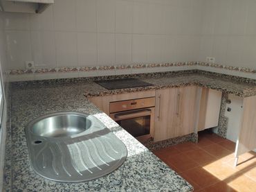 Maison mitoyenne avec balcon à vendre à Calle Salvia