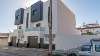 Vista exterior de Casa o xalet en venda en Las Gabias amb Aire condicionat, Terrassa i Piscina