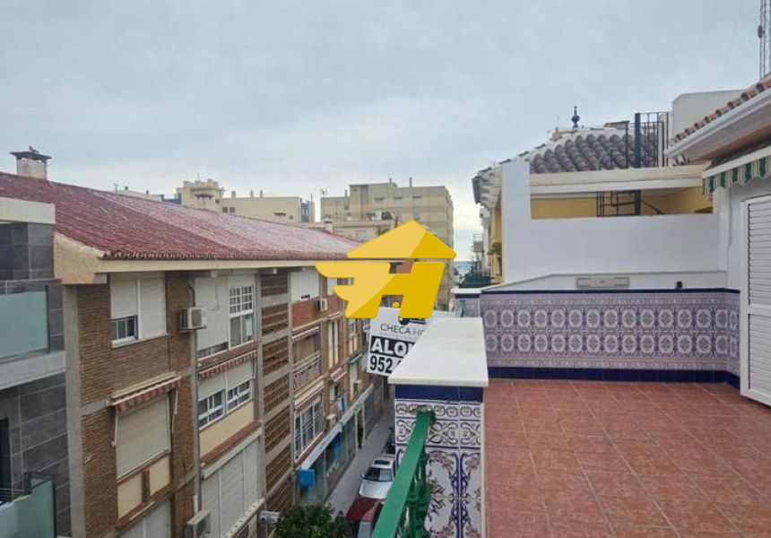 Vista exterior de Àtic de lloguer en Vélez-Málaga amb Aire condicionat