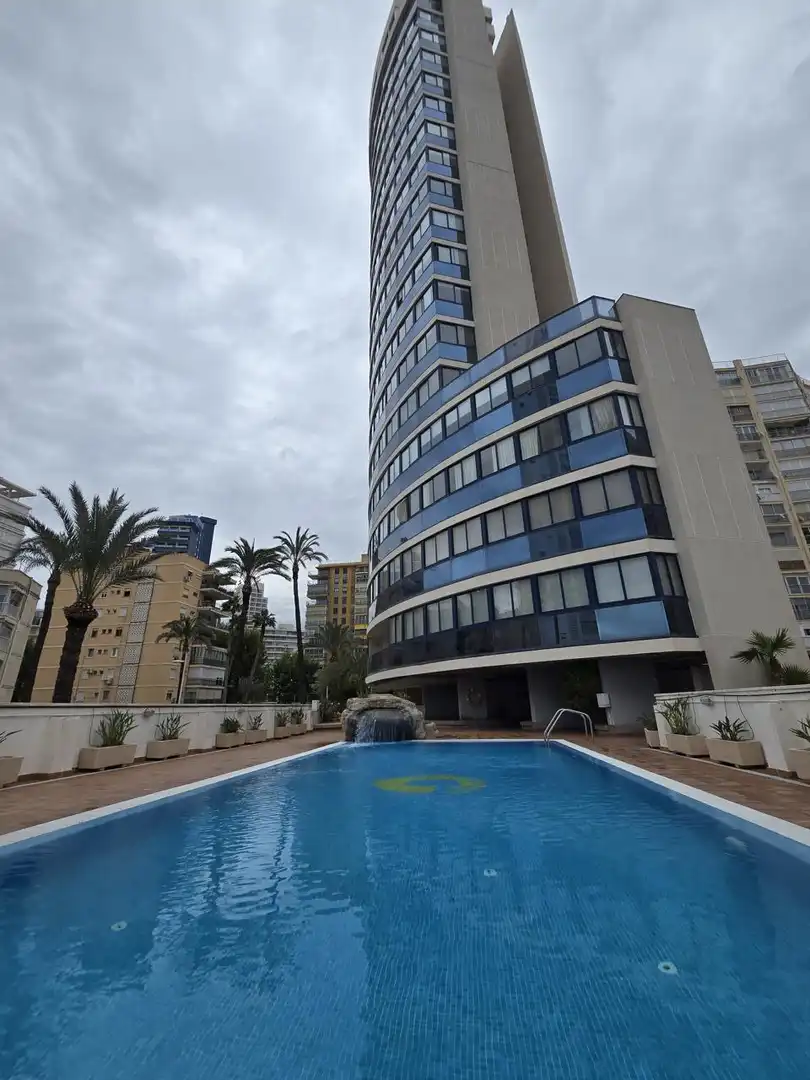 Vista exterior de Piso en venta en Benidorm con Aire acondicionado, Terraza y Piscina