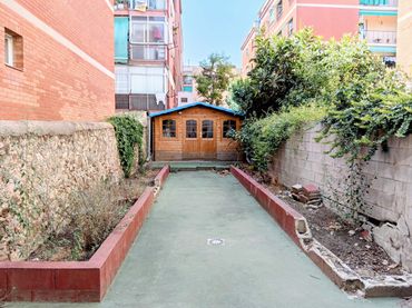 Baixos amb jardí en venda a Passeig Universal