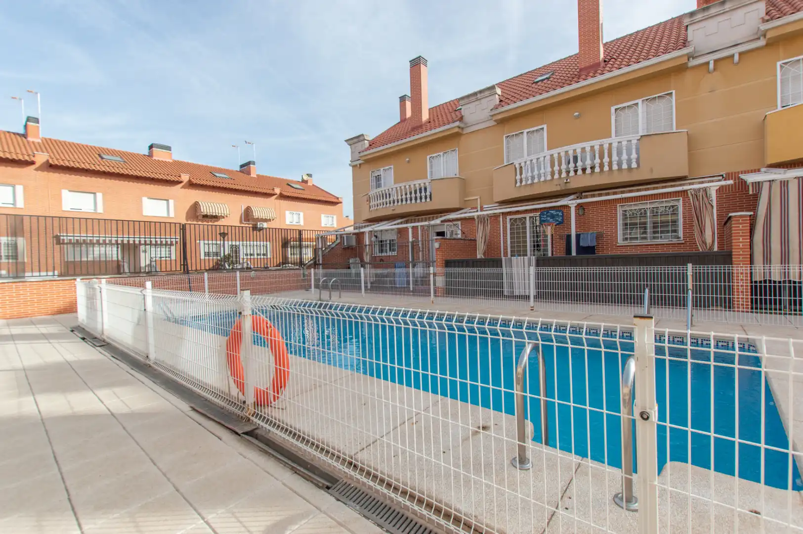 Piscina de Casa adosada en venta en Alcalá de Henares con Aire acondicionado, Calefacción y Terraza