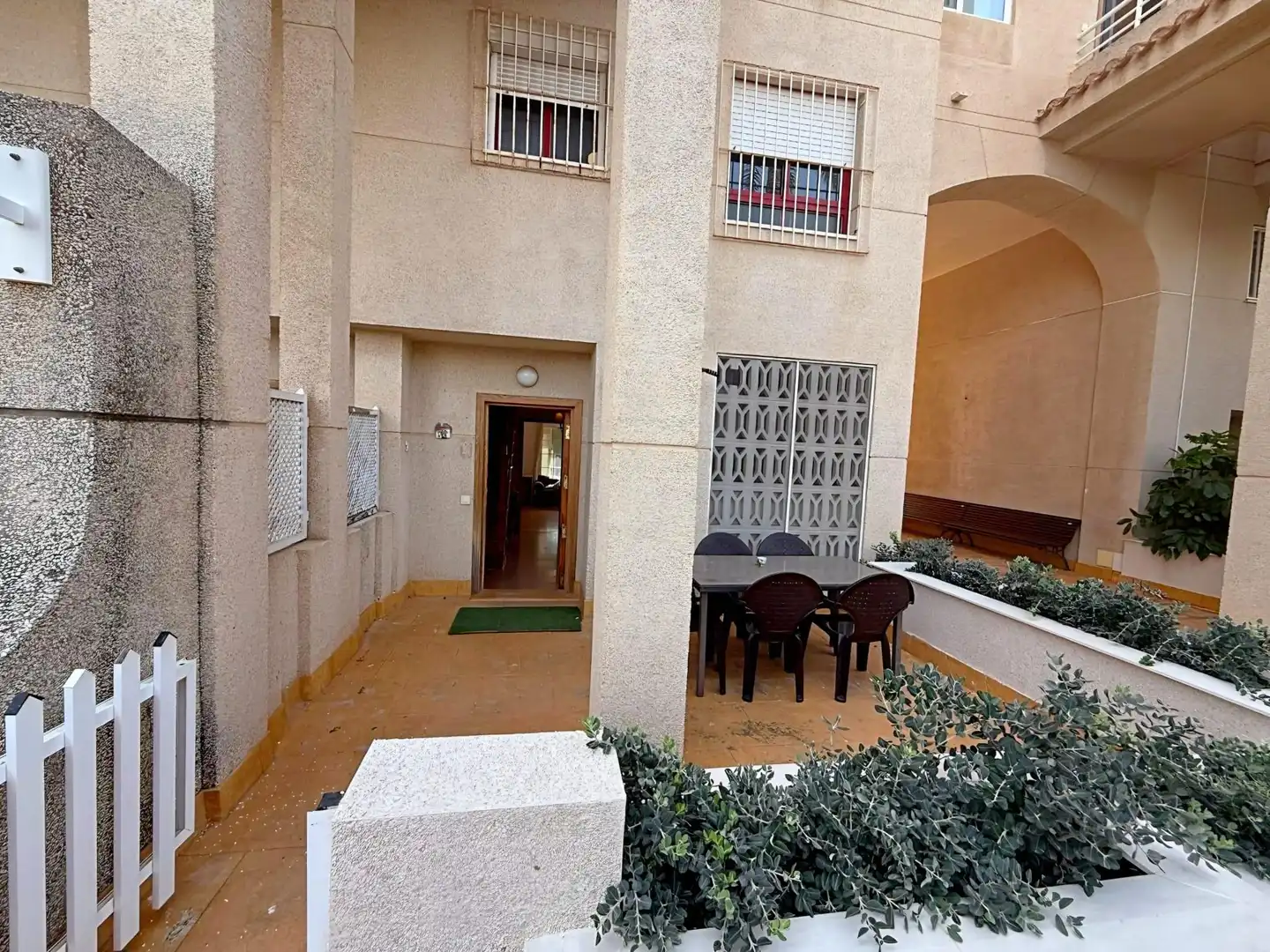 Vista exterior de Casa adosada en venda en El Campello amb Aire condicionat, Jardí privat i Terrassa