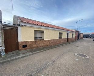 Exterior view of Single-family semi-detached for sale in San Martín de Montalbán