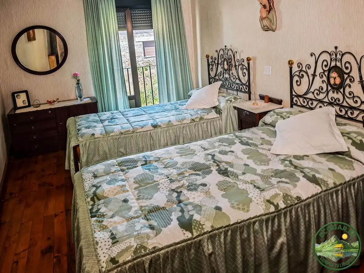 Dormitori de Casa o xalet en venda en Vega de Valcarce amb Calefacció, Jardí privat i Parquet