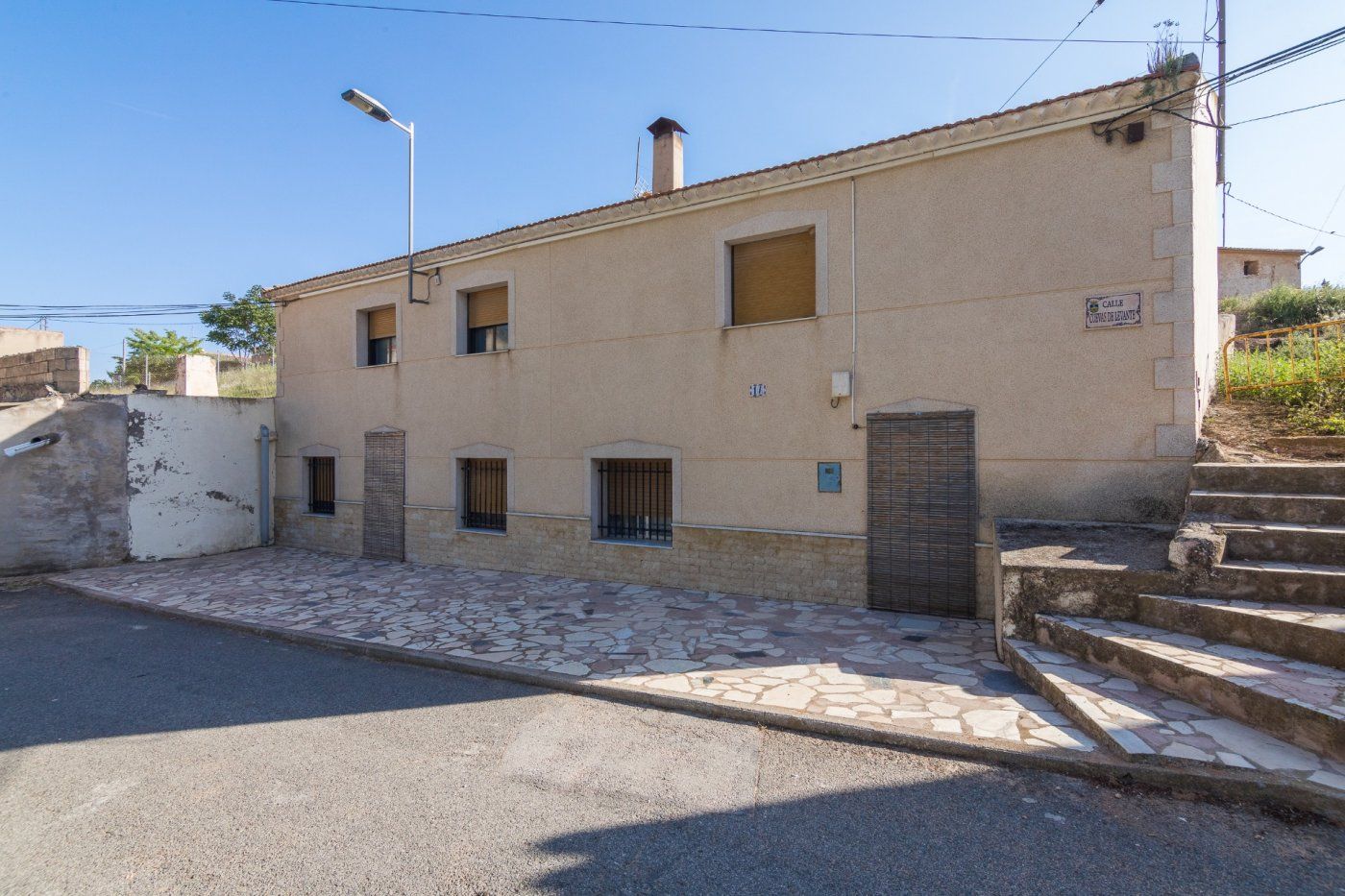Vista exterior de Finca rústica en venda en Algueña amb Calefacció