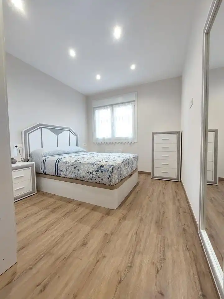 Schlafzimmer von Erdgeschoss zur Miete in Gijón  mit Heizung, Abstellraum und Möbliert