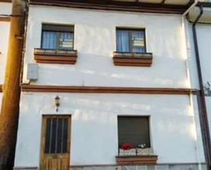 Vista exterior de Casa adosada en venda en Carreño amb Terrassa i Balcó