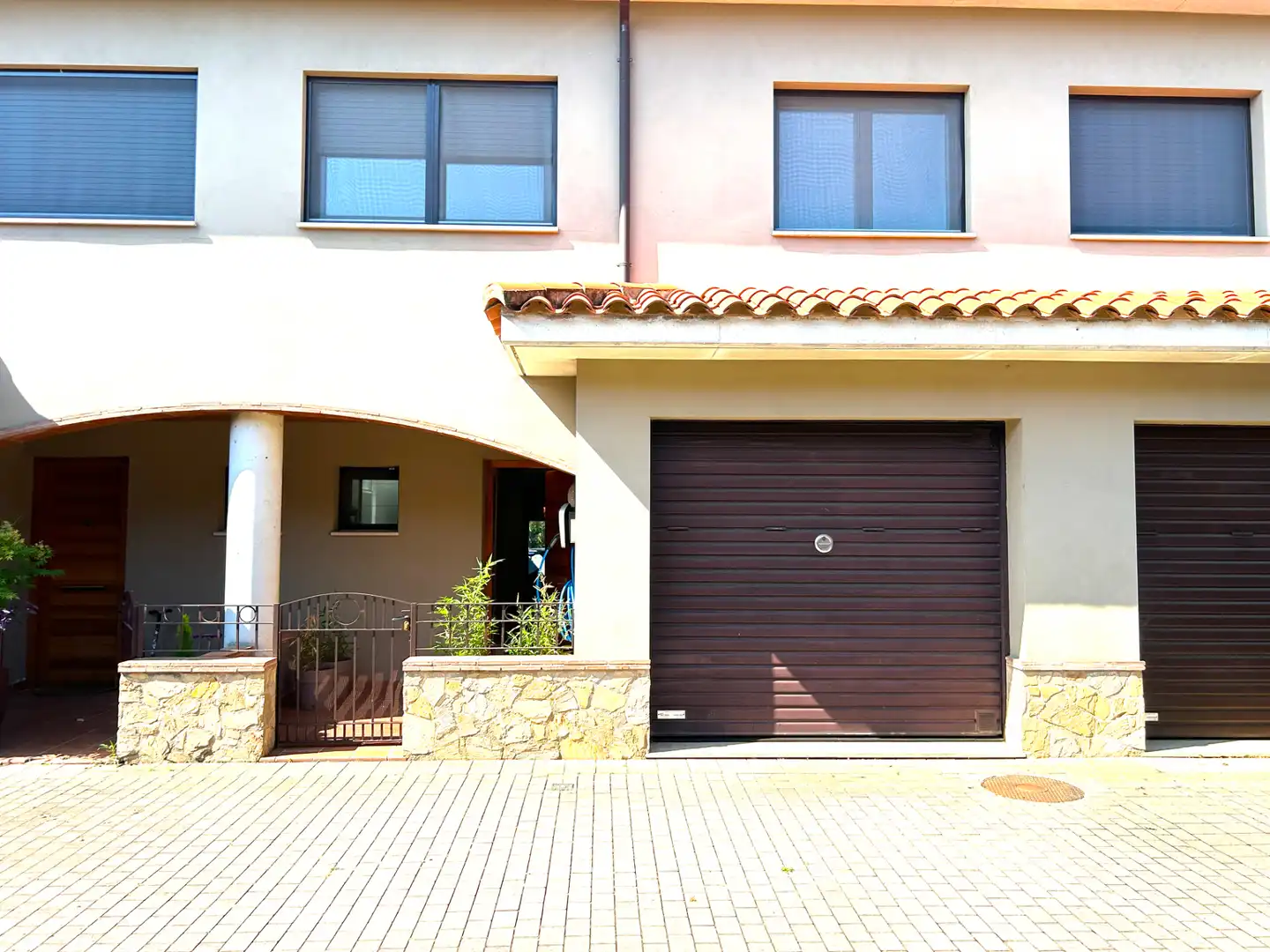 Aparcament de Casa adosada en venda en Aiguaviva amb Aire condicionat, Calefacció i Jardí privat