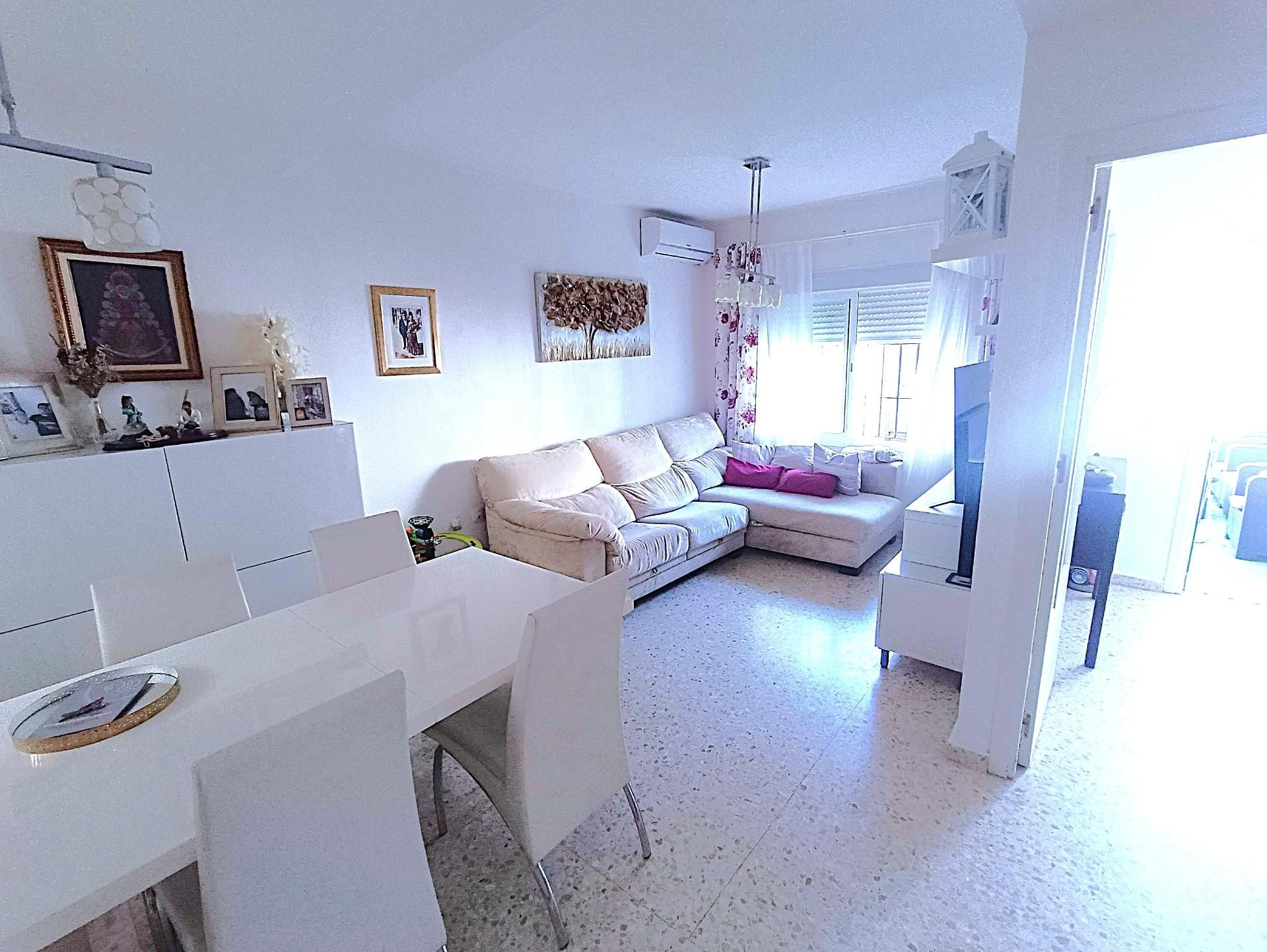 Sala d'estar de Casa adosada en venda en Jerez de la Frontera amb Aire condicionat