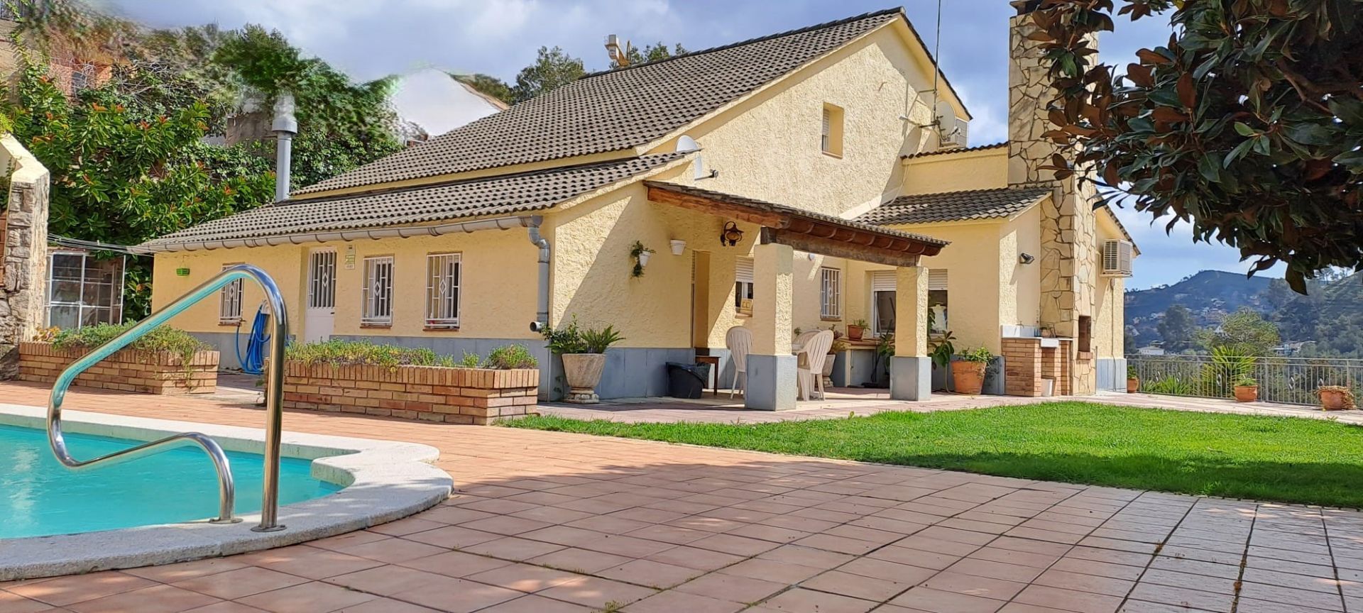 Vista exterior de Casa o xalet en venda en Vallirana amb Aire condicionat, Calefacció i Jardí privat