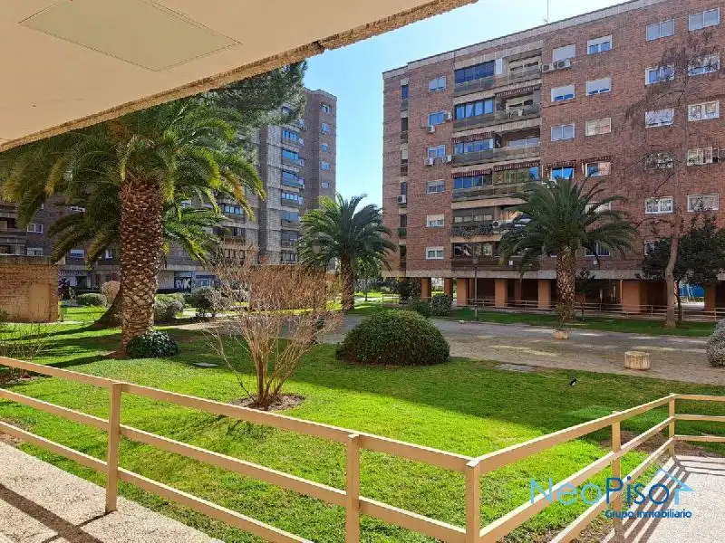 Vista exterior de Piso en venta en Alcorcón con Piscina comunitaria