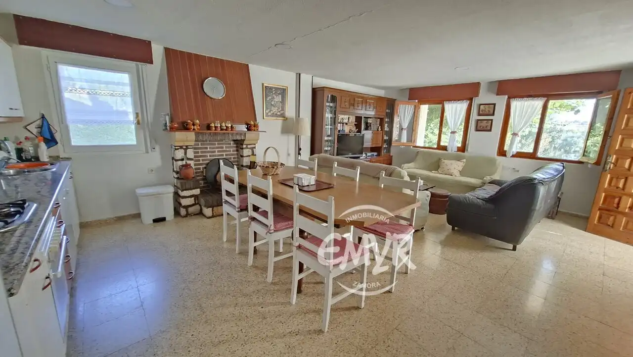 Sala d'estar de Casa o xalet en venda en Zamora Capital  amb Calefacció, Jardí privat i Parquet