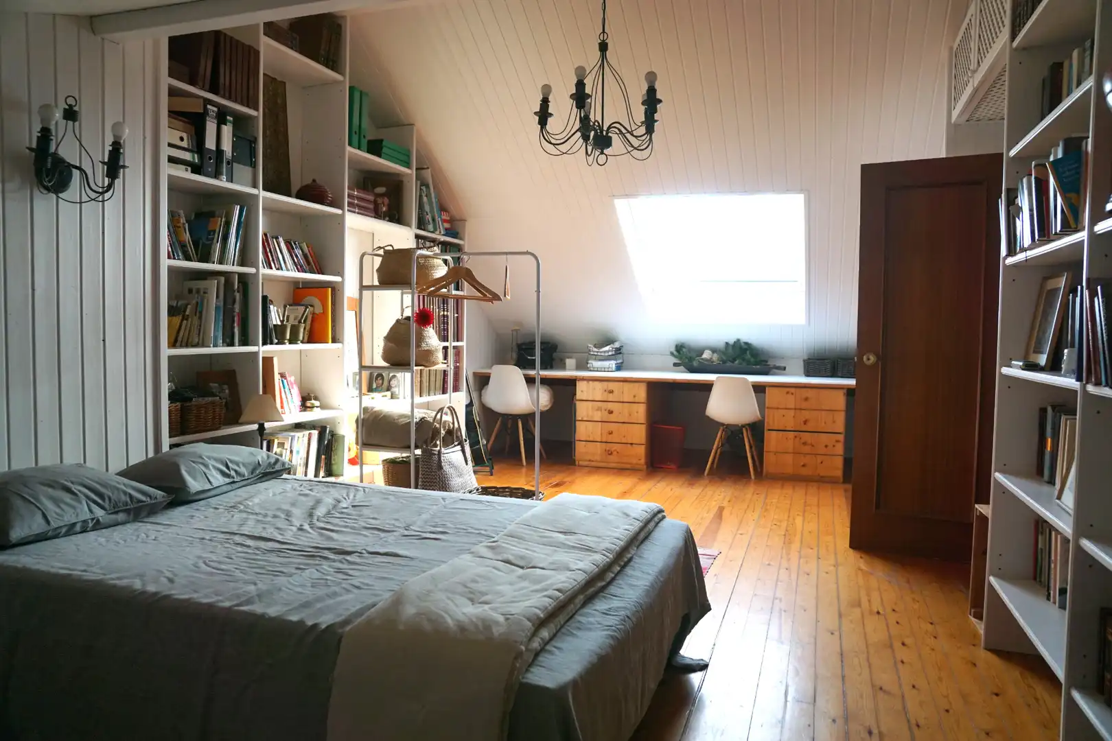 Schlafzimmer von Einfamilien-Reihenhaus zum Verkauf in Badalona mit Klimaanlage, Heizung und Privatgarten