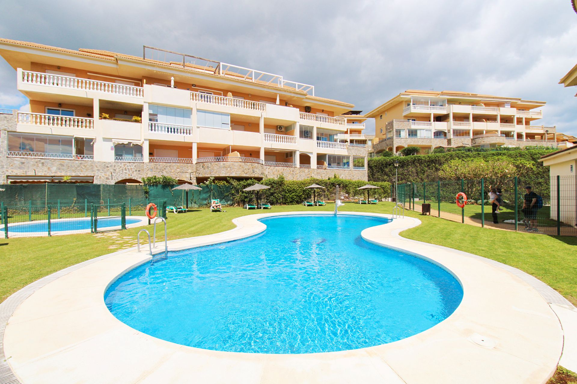 Swimming pool of Flat for sale in Fuengirola  with Air Conditioner, Terrace and Storage room