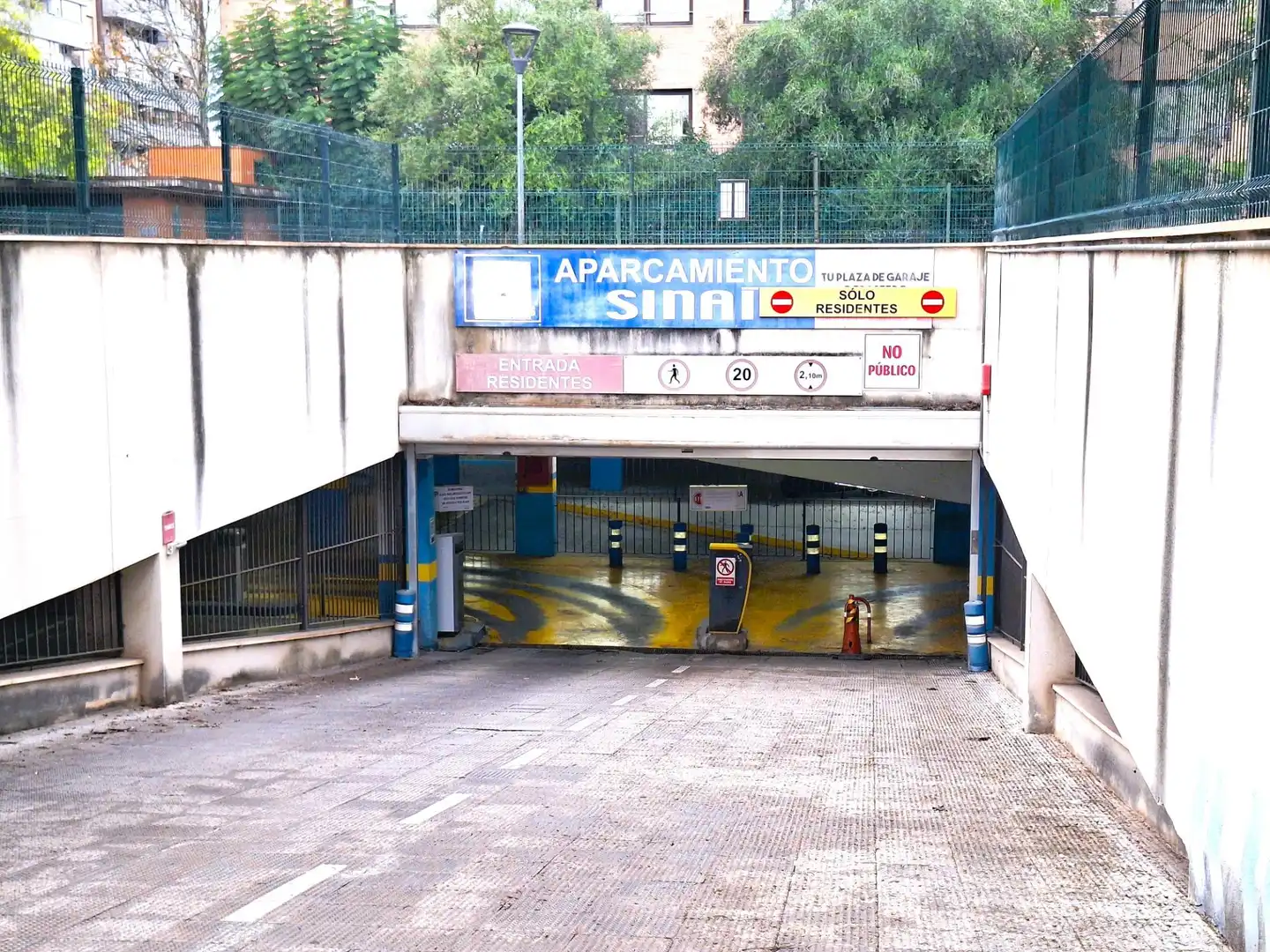 Parking de Piso en venta en Sevilla con Aire acondicionado, Terraza y Trastero
