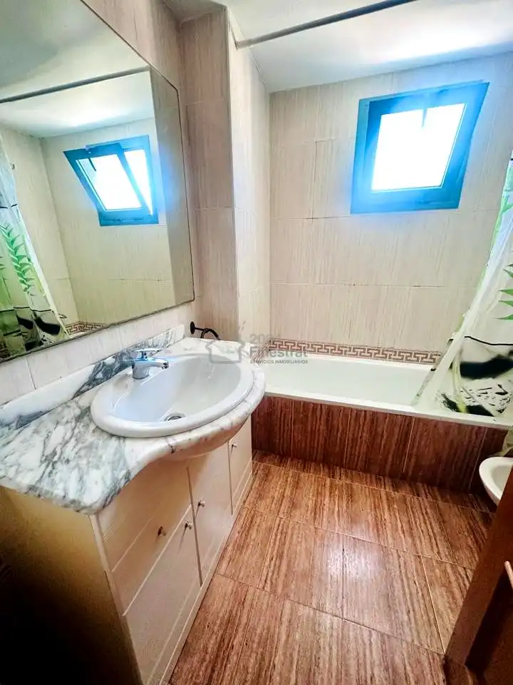 Baño de Apartamento en venta en Benidorm con Terraza y Alarma