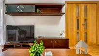Sala d'estar de Pis en venda en Cerdanyola del Vallès amb Calefacció, Parquet i Terrassa