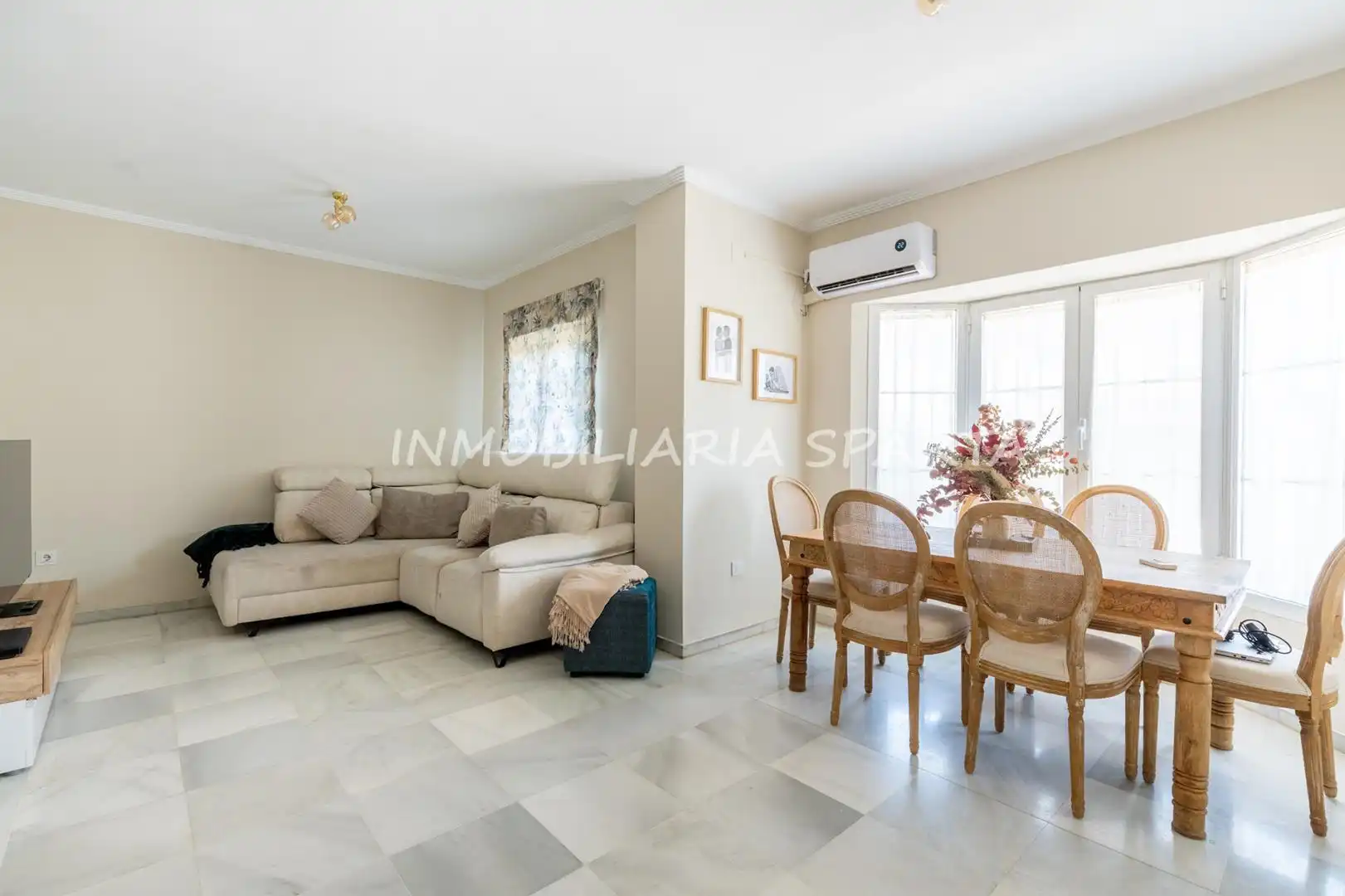 Sala d'estar de Casa adosada en venda en Espartinas amb Aire condicionat, Jardí privat i Forn