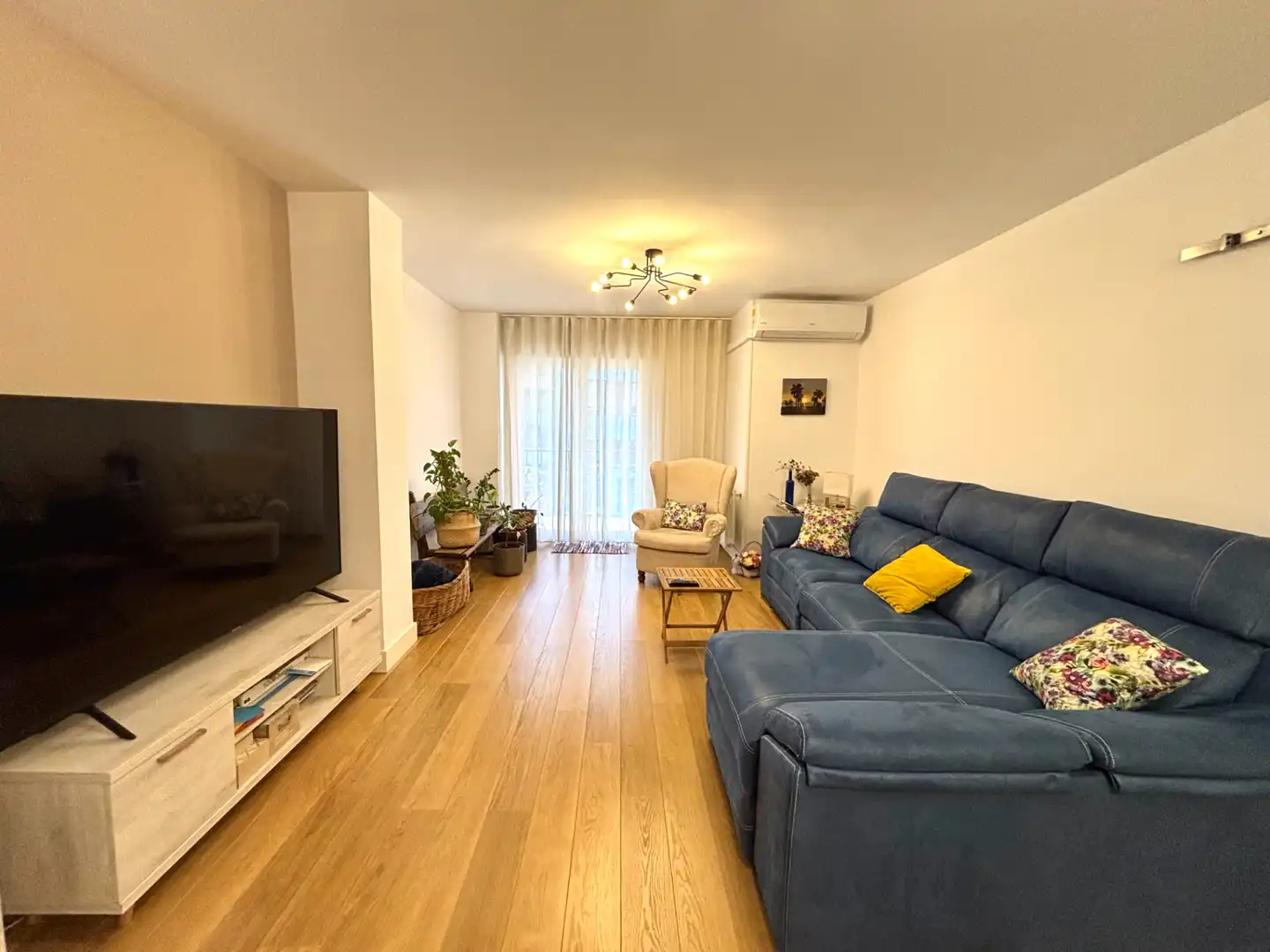 Wohnzimmer von Wohnung zum Verkauf in Plasencia mit Klimaanlage, Heizung und Parkett