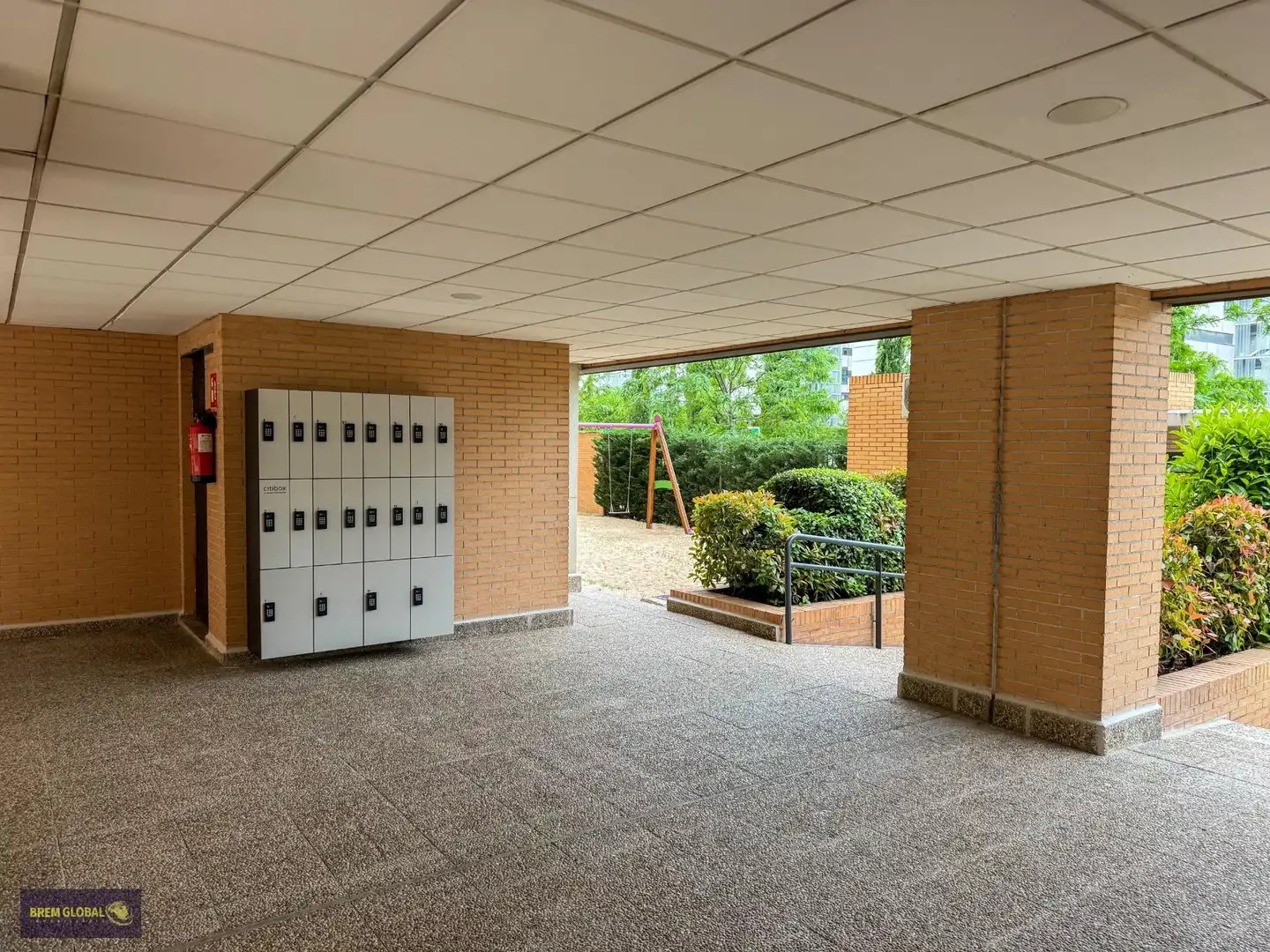 Parking de Piso en venta en Madrid con Aire acondicionado, Calefacción y Jardín privado