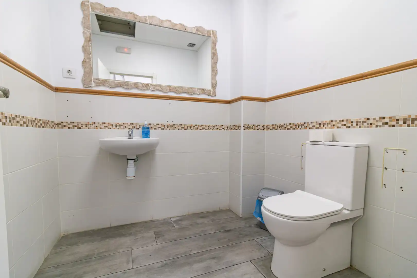 Badezimmer von Geschaftsraum zur Miete in Sevilla mit Klimaanlage und Heizung