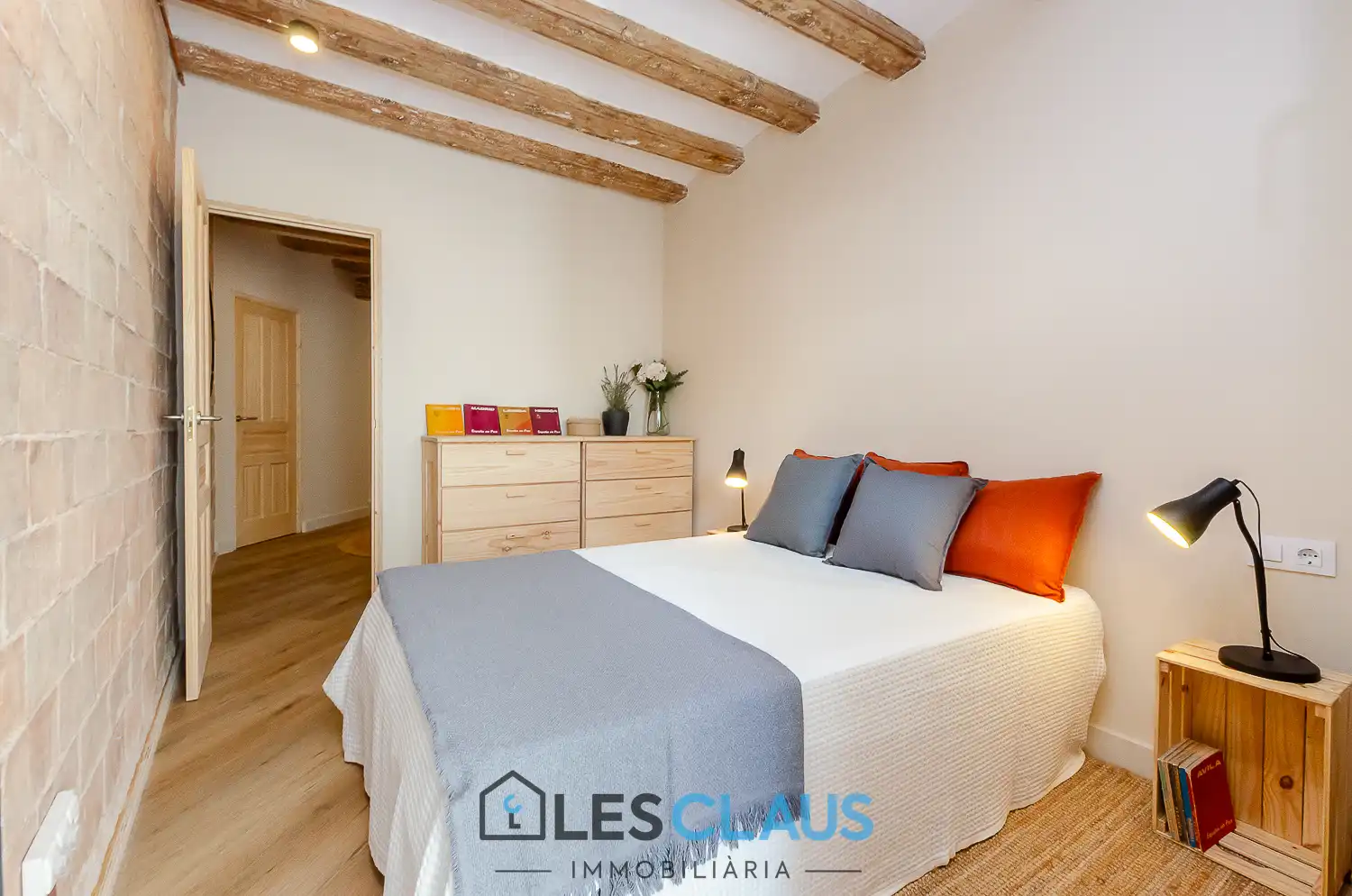 Schlafzimmer von Wohnung zum Verkauf in Barcelona mit Parkett, Ofen und Mikrowelle