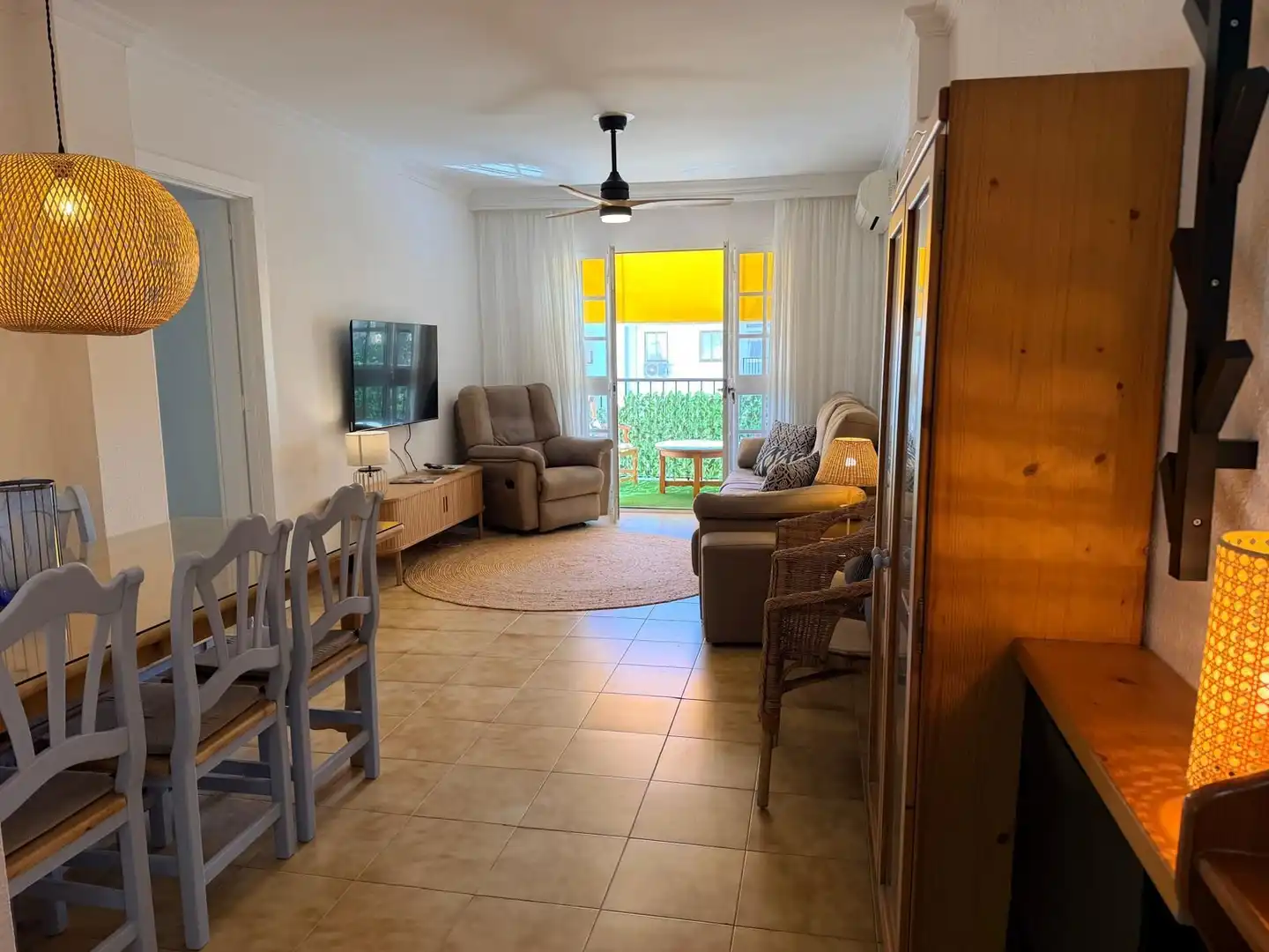 Sala d'estar de Pis de lloguer en Benalmádena amb Aire condicionat i Moblat