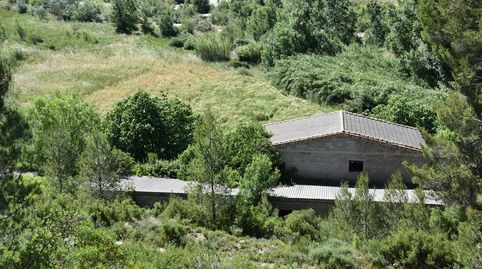 Nave con casa al lado del río