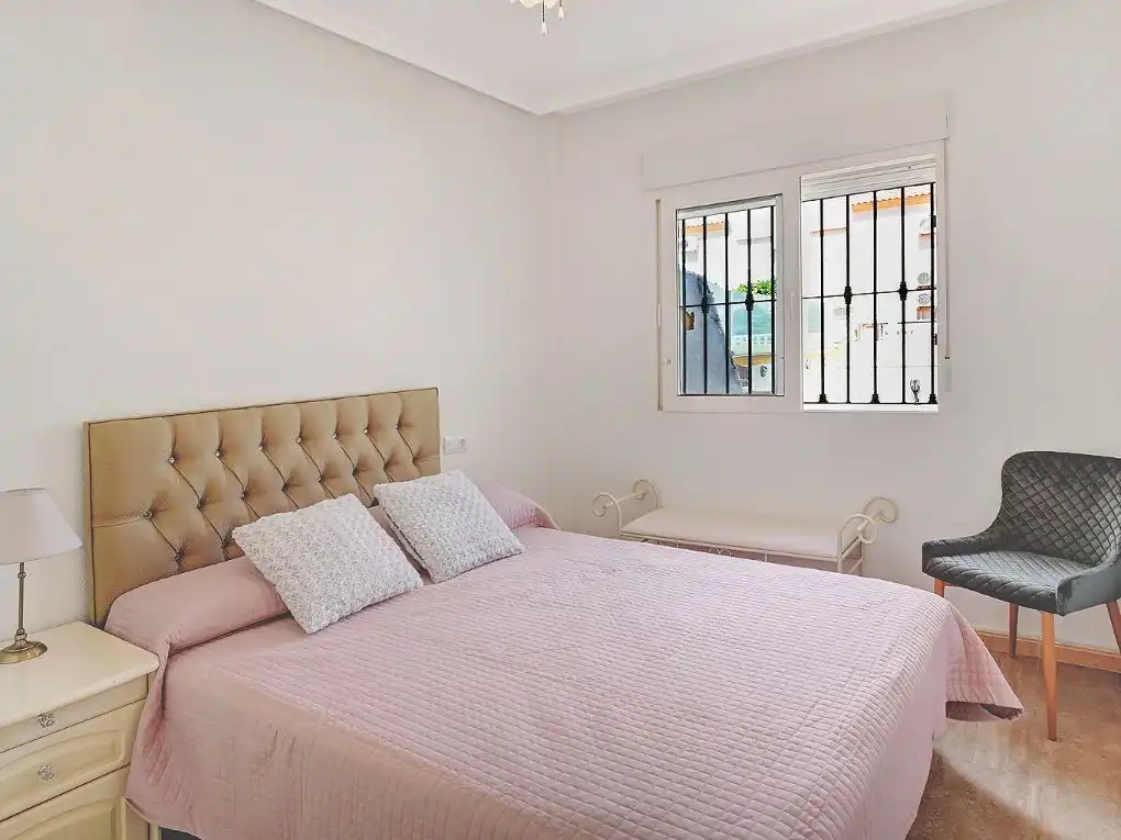 Schlafzimmer von Haus oder Chalet zur Miete in Orihuela mit Klimaanlage, Privatgarten und Parkett