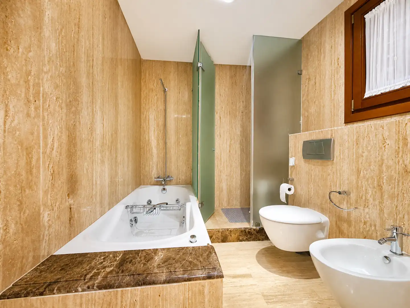 Bany de Apartament en venda en Estepona amb Aire condicionat, Terrassa i Moblat