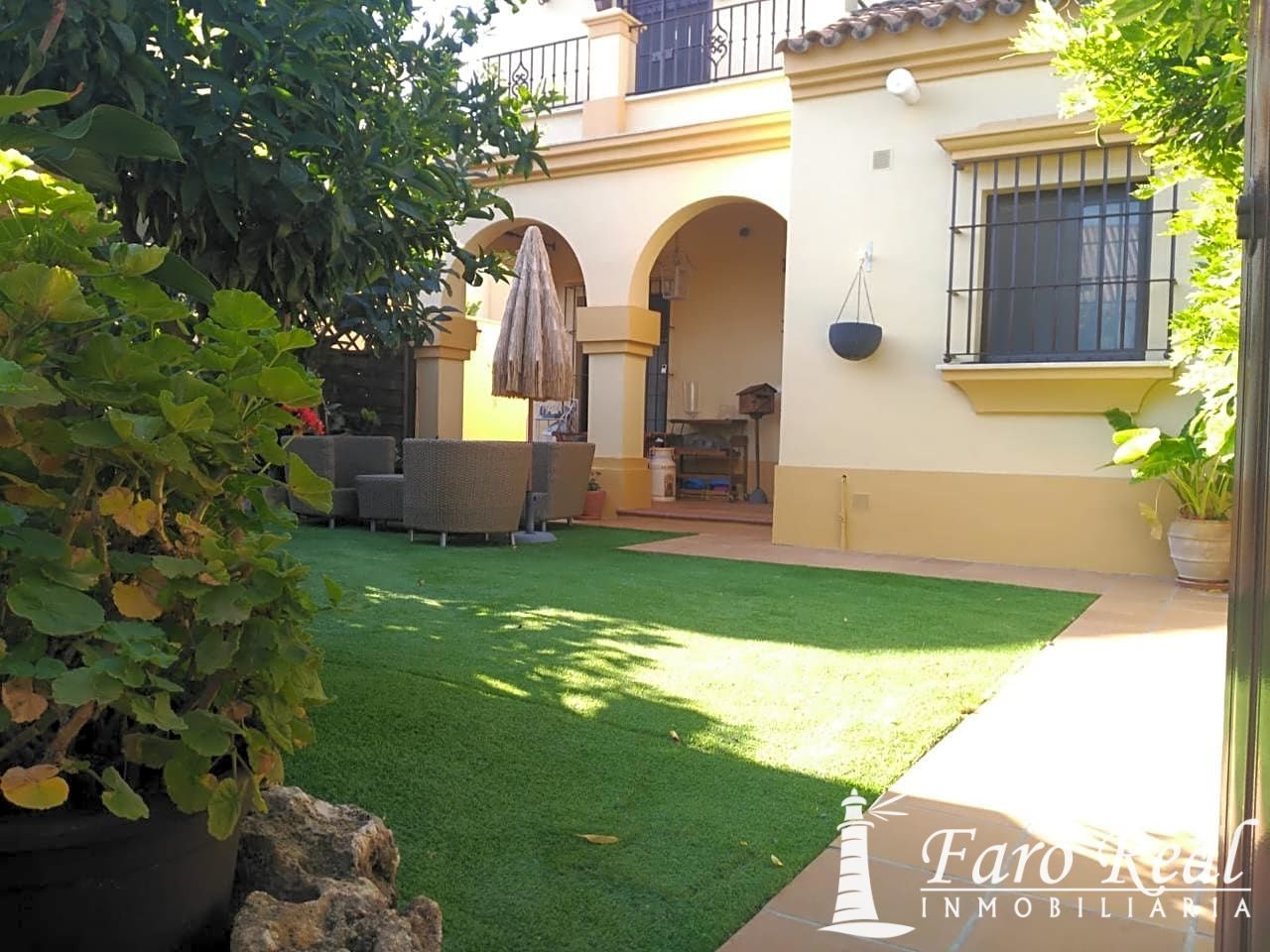 Jardí de Casa adosada en venda en Sanlúcar de Barrameda amb Aire condicionat, Calefacció i Jardí privat